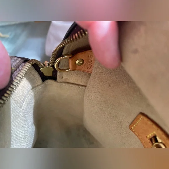 Authentic Louis Vuitton Shoulder Bag - Vintage July 2002, USA made - Picture 6 of 16